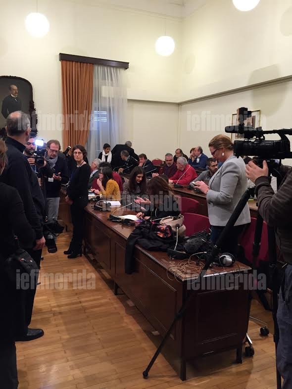 «Ποδοπατήθηκαν» οι φωτογράφοι για ένα καρέ της Ζωής Κωνσταντοπούλου -Συνέντευξη με παράλληλη μετάφραση σε αγγλικά-γαλλικά [εικόνες] | iefimerida.gr 0