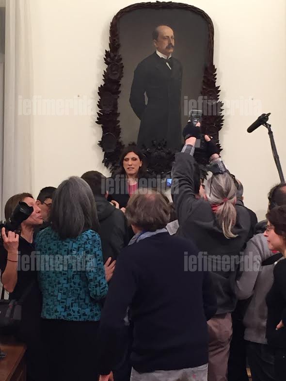 «Ποδοπατήθηκαν» οι φωτογράφοι για ένα καρέ της Ζωής Κωνσταντοπούλου -Συνέντευξη με παράλληλη μετάφραση σε αγγλικά-γαλλικά [εικόνες] | iefimerida.gr 10