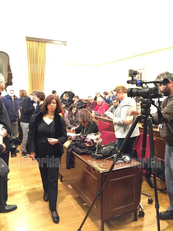 «Ποδοπατήθηκαν» οι φωτογράφοι για ένα καρέ της Ζωής Κωνσταντοπούλου -Συνέντευξη με παράλληλη μετάφραση σε αγγλικά-γαλλικά [εικόνες] | iefimerida.gr 1