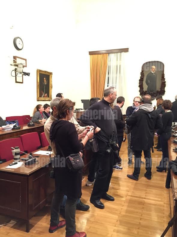 «Ποδοπατήθηκαν» οι φωτογράφοι για ένα καρέ της Ζωής Κωνσταντοπούλου -Συνέντευξη με παράλληλη μετάφραση σε αγγλικά-γαλλικά [εικόνες] | iefimerida.gr 2