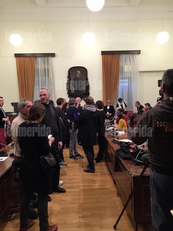 «Ποδοπατήθηκαν» οι φωτογράφοι για ένα καρέ της Ζωής Κωνσταντοπούλου -Συνέντευξη με παράλληλη μετάφραση σε αγγλικά-γαλλικά [εικόνες] | iefimerida.gr 3