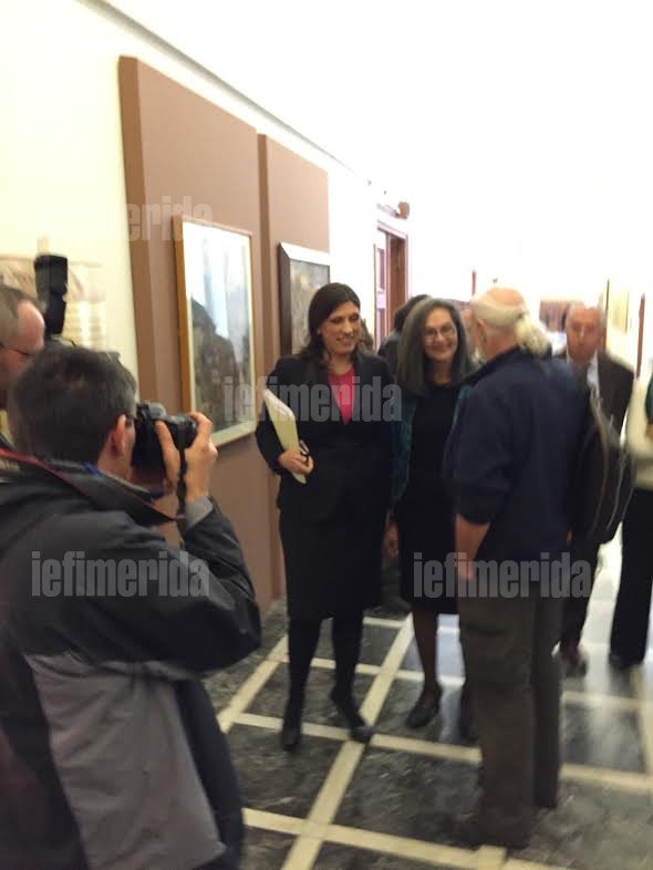 «Ποδοπατήθηκαν» οι φωτογράφοι για ένα καρέ της Ζωής Κωνσταντοπούλου -Συνέντευξη με παράλληλη μετάφραση σε αγγλικά-γαλλικά [εικόνες] | iefimerida.gr 4