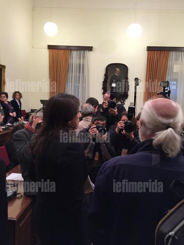 «Ποδοπατήθηκαν» οι φωτογράφοι για ένα καρέ της Ζωής Κωνσταντοπούλου -Συνέντευξη με παράλληλη μετάφραση σε αγγλικά-γαλλικά [εικόνες] | iefimerida.gr 6