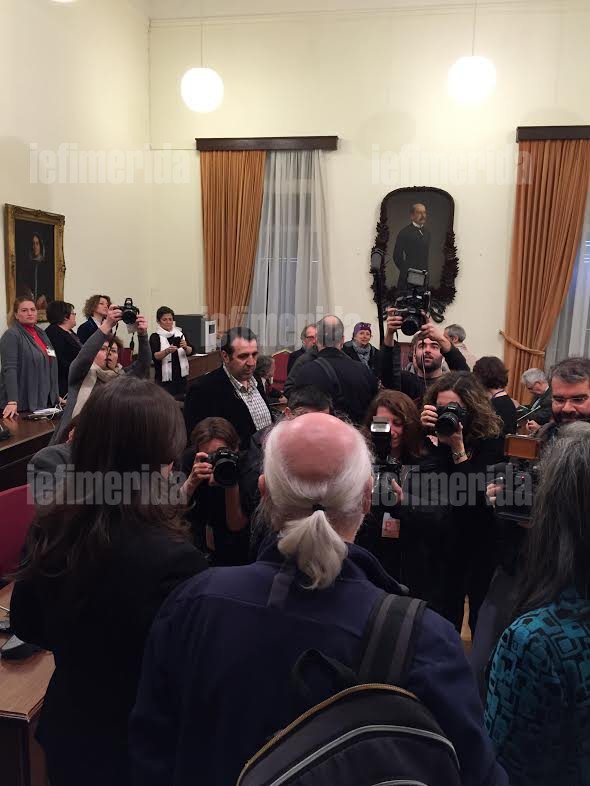 «Ποδοπατήθηκαν» οι φωτογράφοι για ένα καρέ της Ζωής Κωνσταντοπούλου -Συνέντευξη με παράλληλη μετάφραση σε αγγλικά-γαλλικά [εικόνες] | iefimerida.gr 7