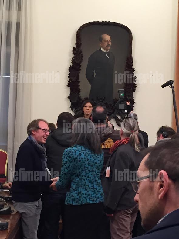 «Ποδοπατήθηκαν» οι φωτογράφοι για ένα καρέ της Ζωής Κωνσταντοπούλου -Συνέντευξη με παράλληλη μετάφραση σε αγγλικά-γαλλικά [εικόνες] | iefimerida.gr 8