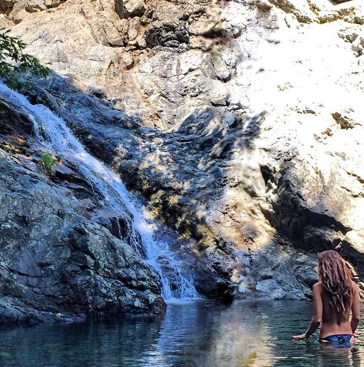 Η Μαίρη Συνατσάκη τόπλες, στη φύση [εικόνες] | iefimerida.gr 0