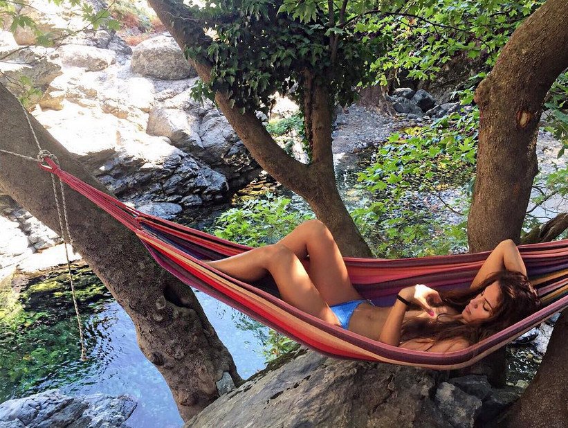 Η Μαίρη Συνατσάκη τόπλες, στη φύση [εικόνες] | iefimerida.gr 1