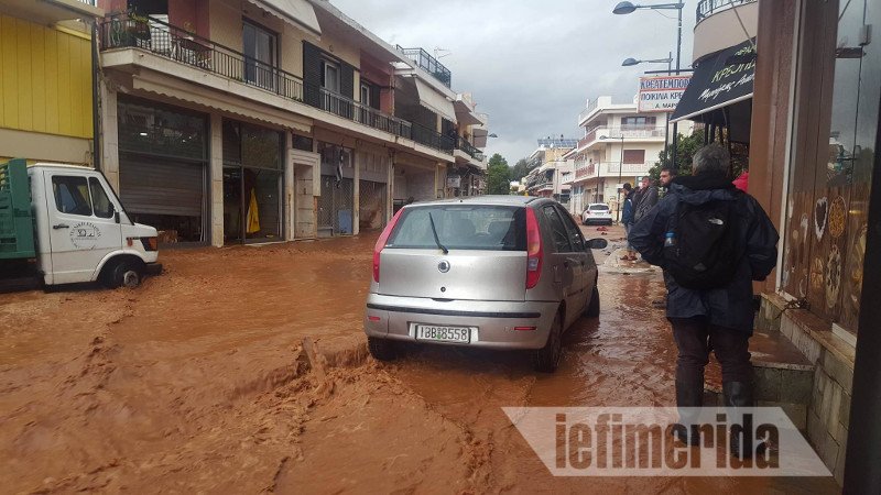 Συναγερμός στη Μάνδρα: Βρέχει καταρρακτωδώς, χείμαρρος και πάλι ο κεντρικός δρόμος [βίντεο] | iefimerida.gr 1