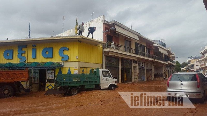 Συναγερμός στη Μάνδρα: Βρέχει καταρρακτωδώς, χείμαρρος και πάλι ο κεντρικός δρόμος [βίντεο] | iefimerida.gr 2