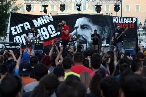 Φίλοι, συγγενείς και καλλιτέχνες ένωσαν τις φωνές τους για τον Παύλο Φύσσα [εικόνες] | iefimerida.gr 12