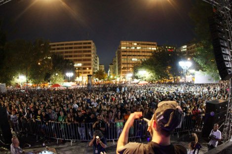 Φίλοι, συγγενείς και καλλιτέχνες ένωσαν τις φωνές τους για τον Παύλο Φύσσα [εικόνες] | iefimerida.gr 14