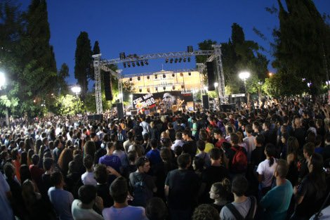 Φίλοι, συγγενείς και καλλιτέχνες ένωσαν τις φωνές τους για τον Παύλο Φύσσα [εικόνες] | iefimerida.gr 15