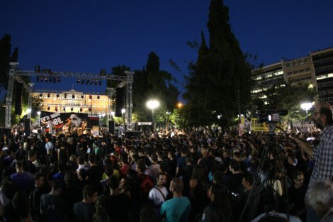 Φίλοι, συγγενείς και καλλιτέχνες ένωσαν τις φωνές τους για τον Παύλο Φύσσα [εικόνες] | iefimerida.gr 16