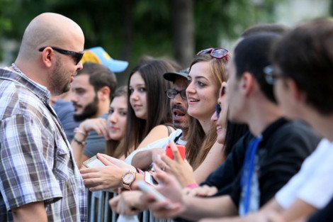 Φίλοι, συγγενείς και καλλιτέχνες ένωσαν τις φωνές τους για τον Παύλο Φύσσα [εικόνες] | iefimerida.gr 3