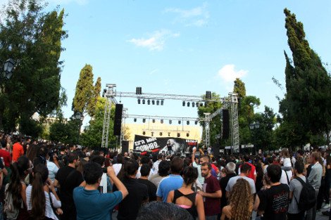 Φίλοι, συγγενείς και καλλιτέχνες ένωσαν τις φωνές τους για τον Παύλο Φύσσα [εικόνες] | iefimerida.gr 5