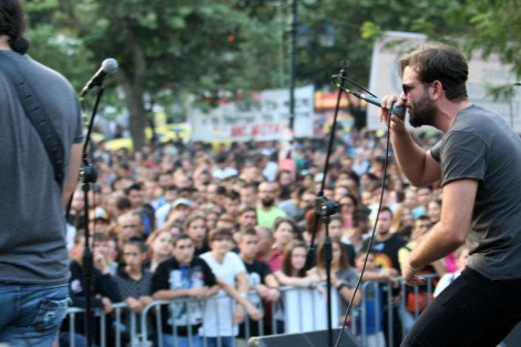 Φίλοι, συγγενείς και καλλιτέχνες ένωσαν τις φωνές τους για τον Παύλο Φύσσα [εικόνες] | iefimerida.gr 7