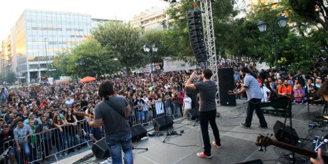 Φίλοι, συγγενείς και καλλιτέχνες ένωσαν τις φωνές τους για τον Παύλο Φύσσα [εικόνες] | iefimerida.gr 8