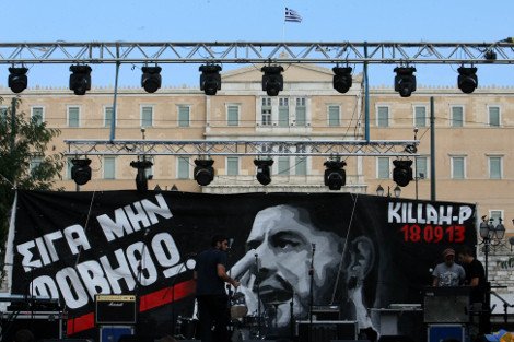 Φίλοι, συγγενείς και καλλιτέχνες ένωσαν τις φωνές τους για τον Παύλο Φύσσα [εικόνες] | iefimerida.gr 0