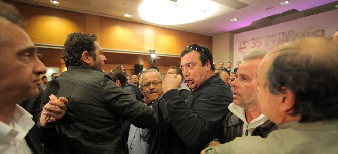 Xάος στο συνέδριο της ΑΔΕΔΥ -Ντου από δημοτικούς αστυνομικούς, προπηλακισμοί και κυνηγητό [εικόνες] | iefimerida.gr 1