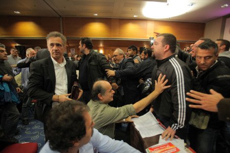 Xάος στο συνέδριο της ΑΔΕΔΥ -Ντου από δημοτικούς αστυνομικούς, προπηλακισμοί και κυνηγητό [εικόνες] | iefimerida.gr 2