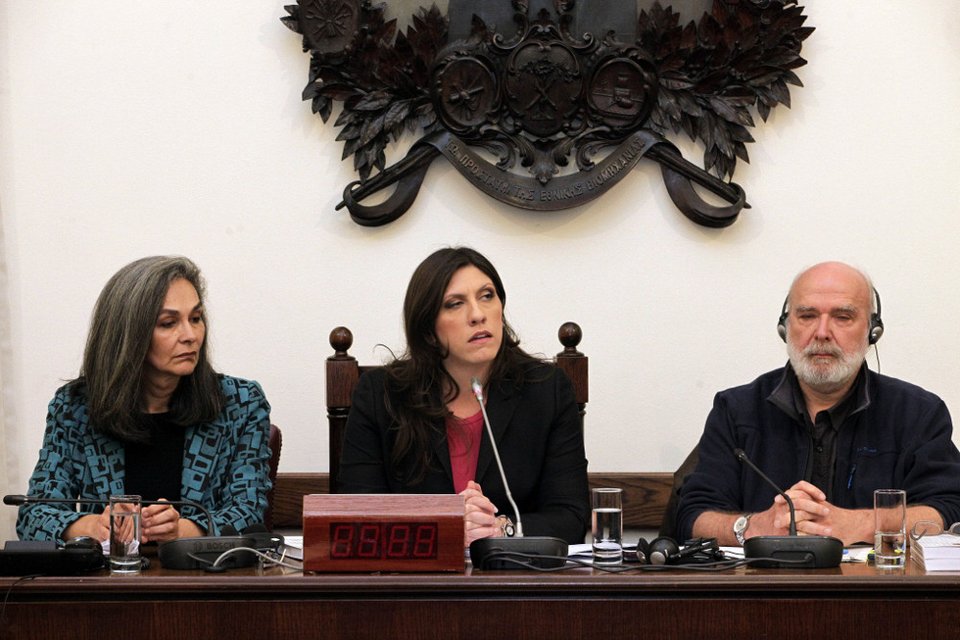 Αφωνοι όλοι με τον συνεργάτη της Κωνσταντοπούλου: Πήγε στη Βουλή με στρατιωτικό παντελόνι και σανδάλι με κάλτσα [εικόνες] | iefimerida.gr 5