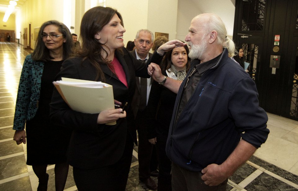 Αφωνοι όλοι με τον συνεργάτη της Κωνσταντοπούλου: Πήγε στη Βουλή με στρατιωτικό παντελόνι και σανδάλι με κάλτσα [εικόνες] | iefimerida.gr 3