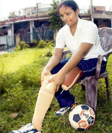 Αρούνιμα Σίνχα: Εχασε το πόδι της όταν την πέταξαν ληστές από το τρένο και έγινε η πρώτη ανάπηρη που κατακτά το Εβερεστ [εικόνες] | iefimerida.gr 1