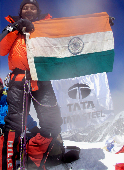 Αρούνιμα Σίνχα: Εχασε το πόδι της όταν την πέταξαν ληστές από το τρένο και έγινε η πρώτη ανάπηρη που κατακτά το Εβερεστ [εικόνες] | iefimerida.gr 2