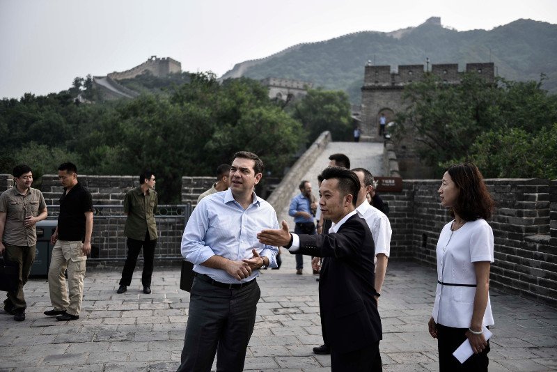 Ο Τσίπρας πέταξε το σακάκι και ανέβηκε στο Σινικό Τείχος, μαγεμένος [εικόνες] | iefimerida.gr 9