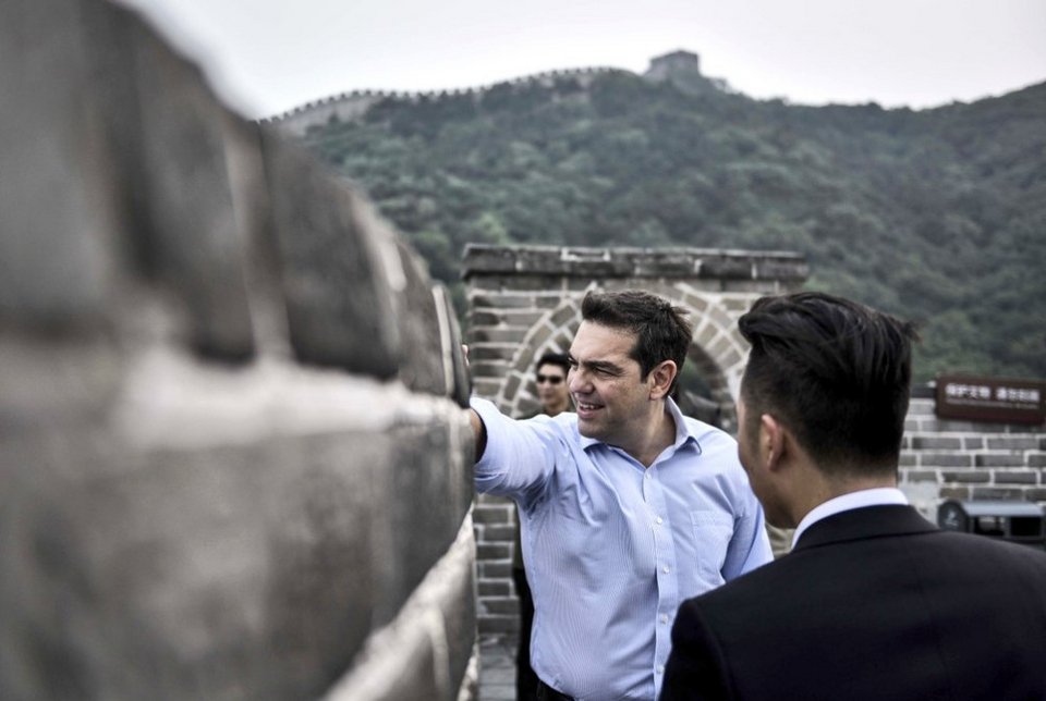 Ο Τσίπρας πέταξε το σακάκι και ανέβηκε στο Σινικό Τείχος, μαγεμένος [εικόνες] | iefimerida.gr 1