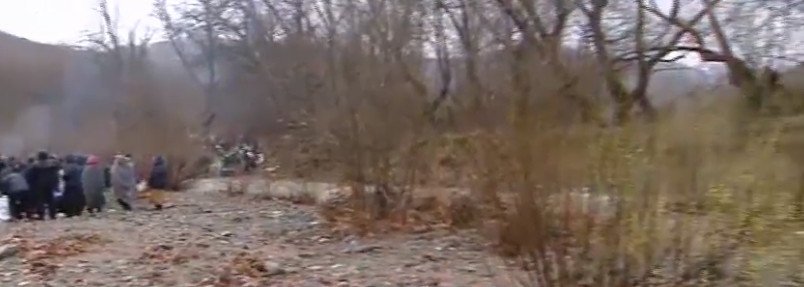 800 πρόσφυγες πέρασαν το φράχτη της ΠΓΔΜ, 400 εγκλωβίστηκαν λίγα μέτρα πριν [εικόνες] | iefimerida.gr 0