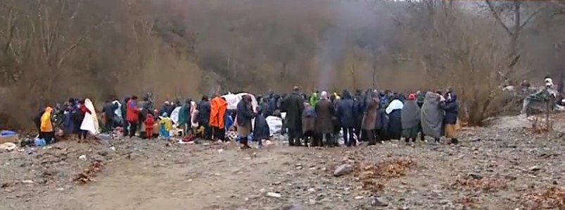 800 πρόσφυγες πέρασαν το φράχτη της ΠΓΔΜ, 400 εγκλωβίστηκαν λίγα μέτρα πριν [εικόνες] | iefimerida.gr 9