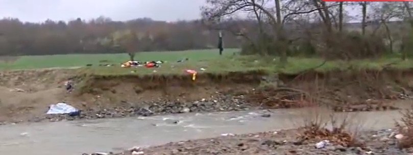 800 πρόσφυγες πέρασαν το φράχτη της ΠΓΔΜ, 400 εγκλωβίστηκαν λίγα μέτρα πριν [εικόνες] | iefimerida.gr 4