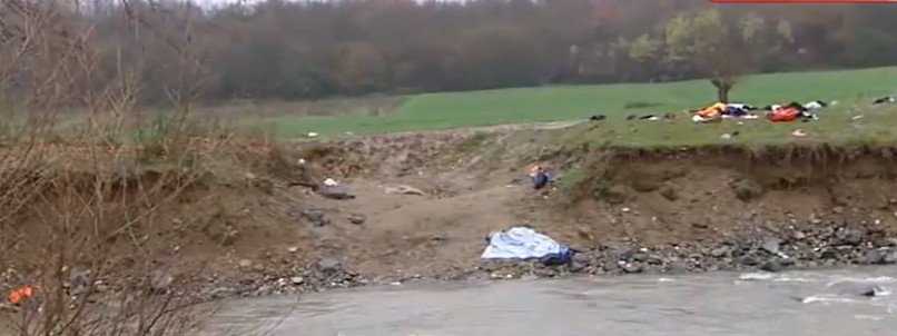 800 πρόσφυγες πέρασαν το φράχτη της ΠΓΔΜ, 400 εγκλωβίστηκαν λίγα μέτρα πριν [εικόνες] | iefimerida.gr 5