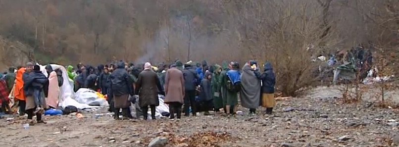 800 πρόσφυγες πέρασαν το φράχτη της ΠΓΔΜ, 400 εγκλωβίστηκαν λίγα μέτρα πριν [εικόνες] | iefimerida.gr 8