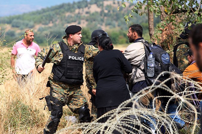 Αστυνομικός ξεδιψά μικρό προσφυγόπουλο -Μια εικόνα από το χάος στα σύνορα και άλλες ιστορίες που συγκλονίζουν [εικόνες & βίντεο] | iefimerida.gr 1