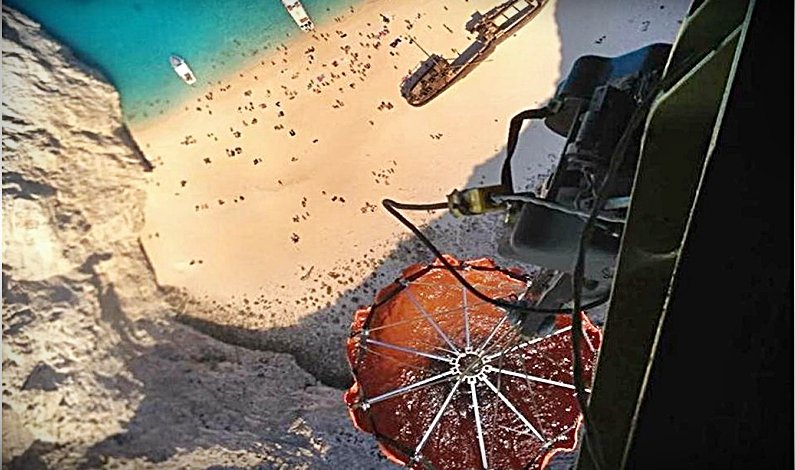 Το Ναυάγιο όπως δεν το έχετε ξαναδεί: Από ελικόπτερο Σινούκ που ανεφοδιάζεται με νερό [εικόνα] | iefimerida.gr 0