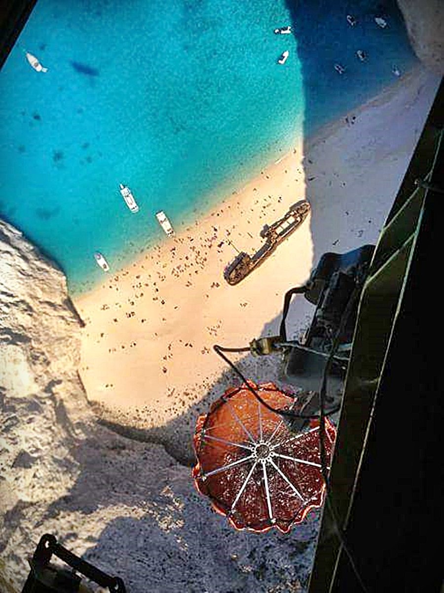 Το Ναυάγιο όπως δεν το έχετε ξαναδεί: Από ελικόπτερο Σινούκ που ανεφοδιάζεται με νερό [εικόνα] | iefimerida.gr 1