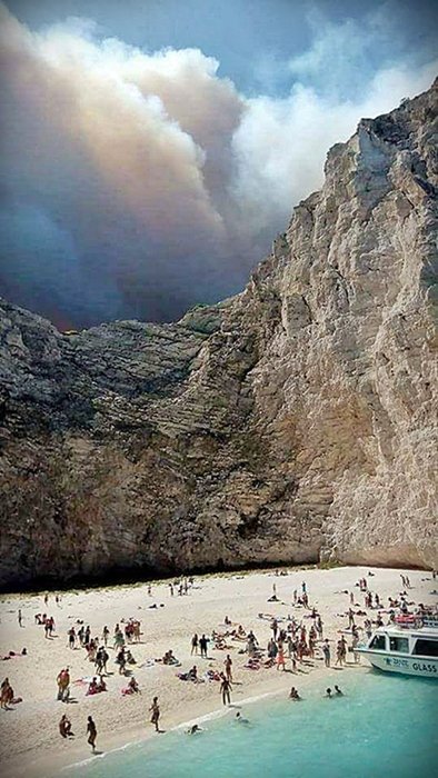 Το Ναυάγιο όπως δεν το έχετε ξαναδεί: Από ελικόπτερο Σινούκ που ανεφοδιάζεται με νερό [εικόνα] | iefimerida.gr 3