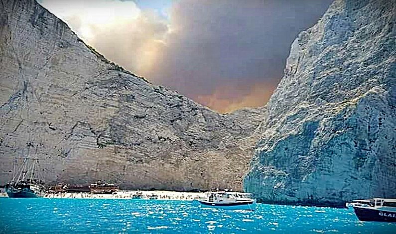 Το Ναυάγιο όπως δεν το έχετε ξαναδεί: Από ελικόπτερο Σινούκ που ανεφοδιάζεται με νερό [εικόνα] | iefimerida.gr 2