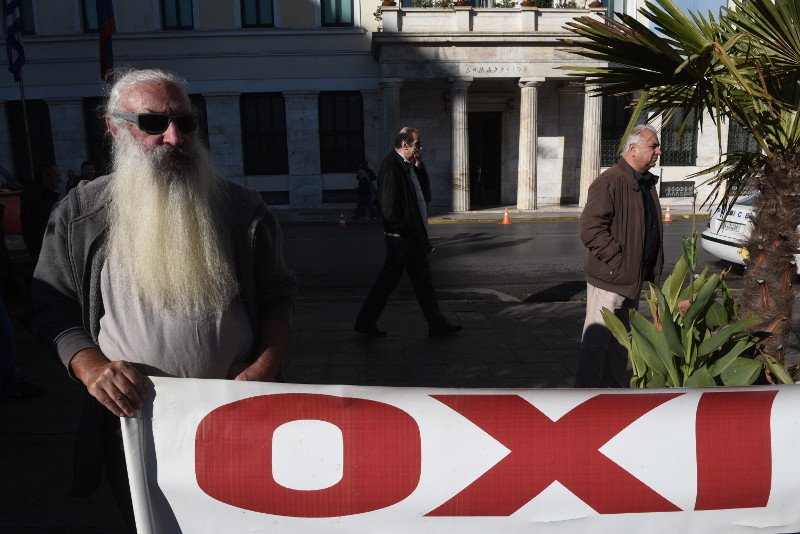 Συνταξιούχοι: Μας φτωχοποιούν, μας δίνουν επιδόματα για να το κουκουλώσουν | iefimerida.gr 1