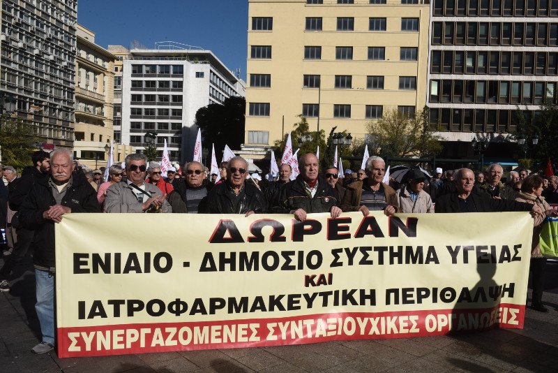 Συνταξιούχοι: Μας φτωχοποιούν, μας δίνουν επιδόματα για να το κουκουλώσουν | iefimerida.gr 2