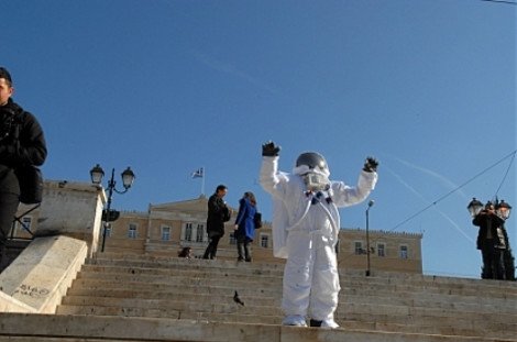 Πρωτοφανές... Αστροναύτες «προσγειώθηκαν» στο Σύνταγμα [εικόνες] | iefimerida.gr 0