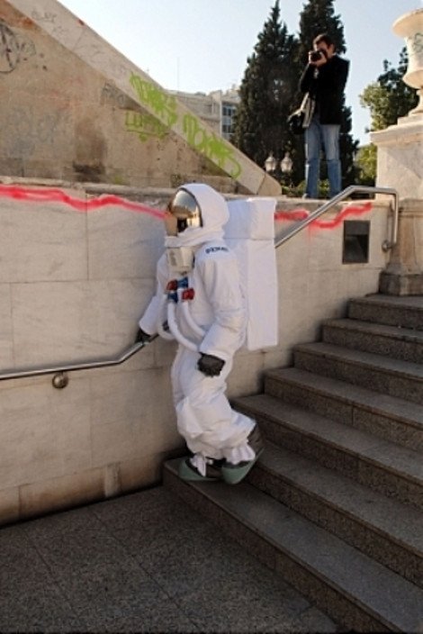 Πρωτοφανές... Αστροναύτες «προσγειώθηκαν» στο Σύνταγμα [εικόνες] | iefimerida.gr 2