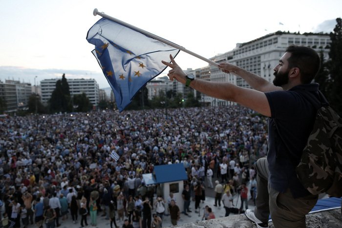 Xιλιάδες Ελληνες διαδήλωσαν στο Σύνταγμα υπέρ του ευρώ [εικόνες] | iefimerida.gr 8