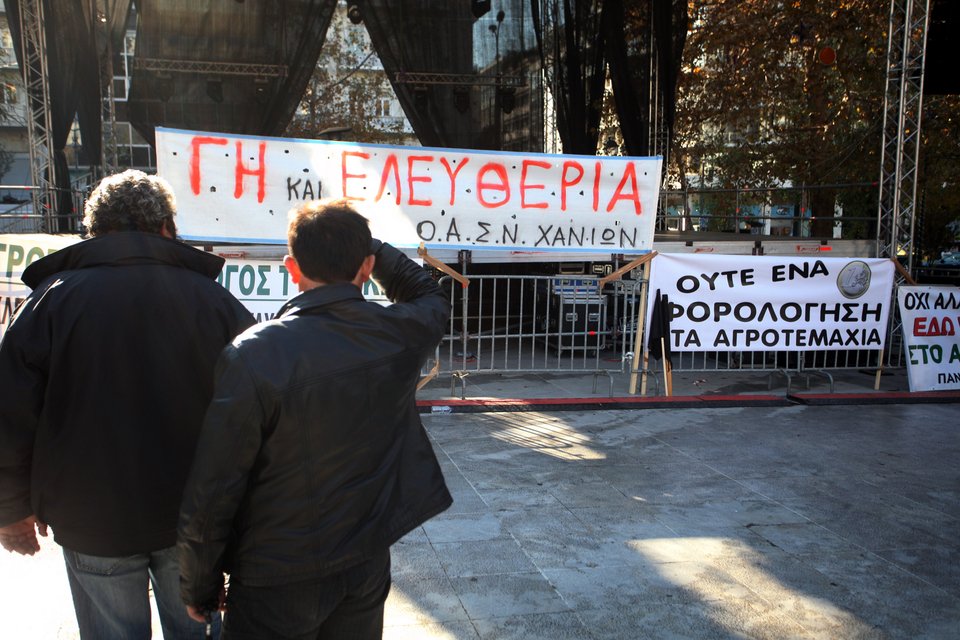 Αγρότες από την Κρήτη πολιορκούν το Σύνταγμα κατά της φορολόγησης των αγροτεμαχίων -Ποιοι δρόμοι είναι κλειστοί [εικόνες] | iefimerida.gr 0