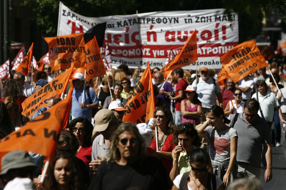 Ξεκίνησε το αντιφασιστικό συλλαλητήριο στο Σύνταγμα - Πανό για τον Παύλο Φύσσα [εικόνες] | iefimerida.gr 2