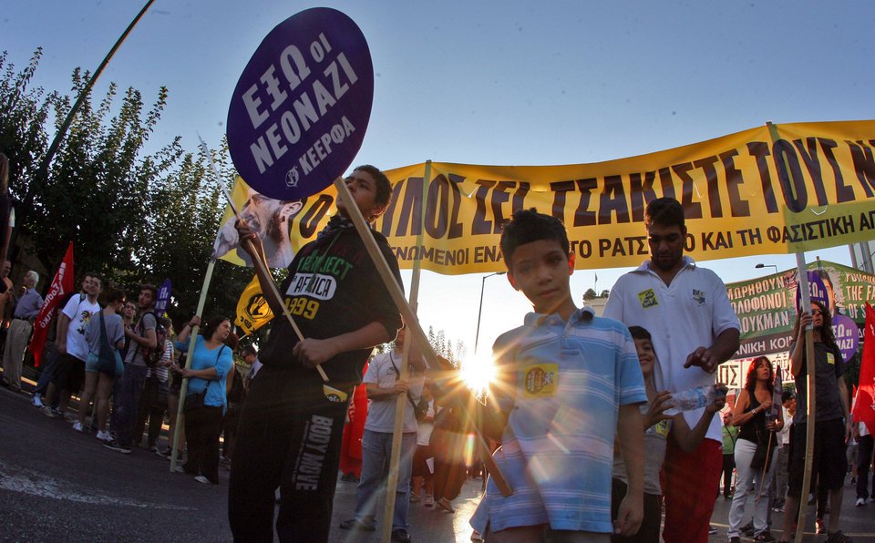 Ξεκίνησε το αντιφασιστικό συλλαλητήριο στο Σύνταγμα - Πανό για τον Παύλο Φύσσα [εικόνες] | iefimerida.gr 0