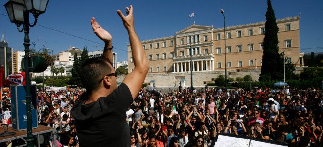 Ξεκίνησε το αντιφασιστικό συλλαλητήριο στο Σύνταγμα - Πανό για τον Παύλο Φύσσα [εικόνες] | iefimerida.gr 3