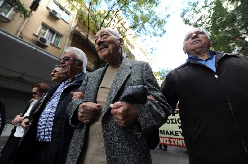 Συγκέντρωση συνταξιούχων έξω από το Υπ. Υγείας -Διαμαρτύρονται για τις περικοπές [εικόνες] | iefimerida.gr 0